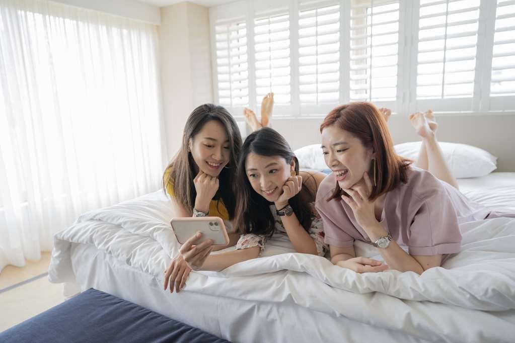 Hotel Grand Hyatt Taipéi Habitación foto Thai women using a smartphone